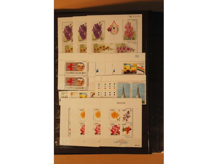 1883/1992, postfrische, ungebrauchte und gestempelte Partie mit Blocks und Doubletten in 2 Einsteckbüchern
