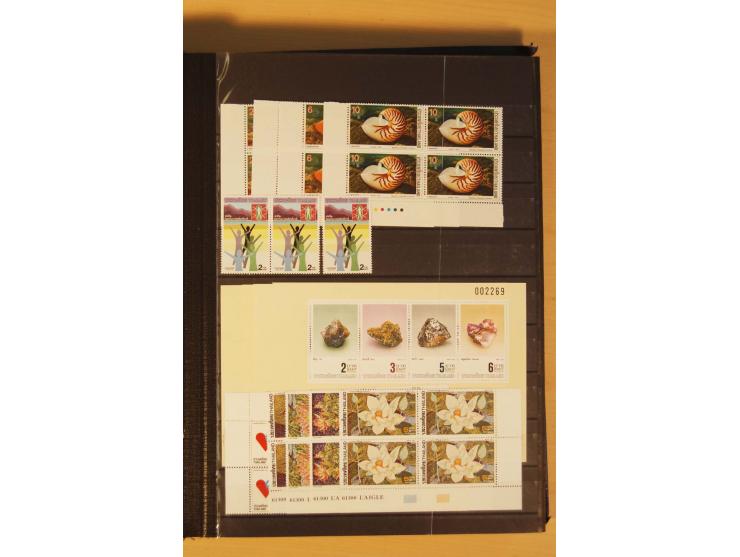 1883/1992, postfrische, ungebrauchte und gestempelte Partie mit Blocks und Doubletten in 2 Einsteckbüchern