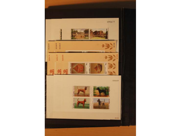 1883/1992, postfrische, ungebrauchte und gestempelte Partie mit Blocks und Doubletten in 2 Einsteckbüchern