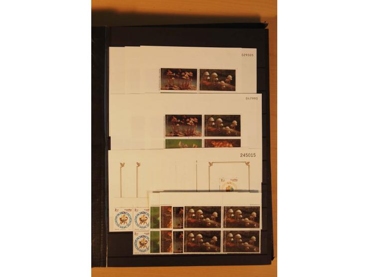 1883/1992, postfrische, ungebrauchte und gestempelte Partie mit Blocks und Doubletten in 2 Einsteckbüchern