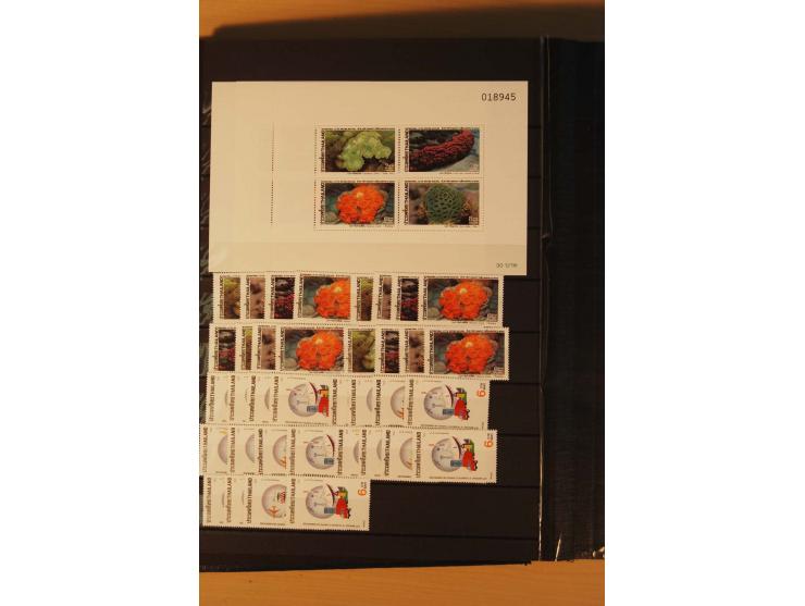 1883/1992, postfrische, ungebrauchte und gestempelte Partie mit Blocks und Doubletten in 2 Einsteckbüchern