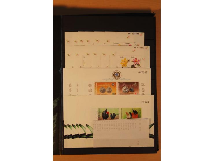 1883/1992, postfrische, ungebrauchte und gestempelte Partie mit Blocks und Doubletten in 2 Einsteckbüchern