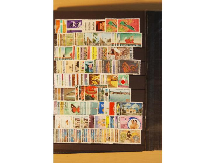 1883/1992, postfrische, ungebrauchte und gestempelte Partie mit Blocks und Doubletten in 2 Einsteckbüchern