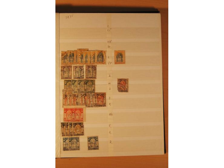 1883/1992, postfrische, ungebrauchte und gestempelte Partie mit Blocks und Doubletten in 2 Einsteckbüchern