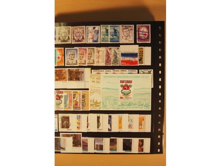 1862/1985 (ca.), ungebrauchte, postfrische und gestempelte Zusammenstellung mit etlichen Briefen und Ganzsachen von Costa Ric