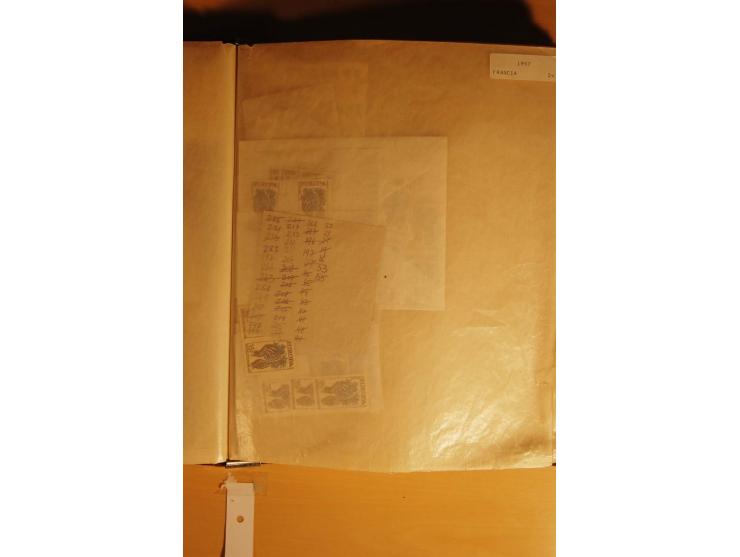 1956/92, riesiger postfrischer Bestand, dabei kpl. Jahrgänge, Bogen und Bogenteile, Kleinbogen, Blocks, Markenheftchen etc. (