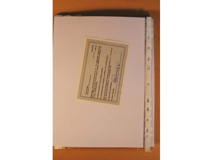 1872/75, Brustschilde-Spezialsammlung: auf 128 Blättern ausstellungsmäßig aufgezogen und beschriftet, dabei gute Einzelfranka
