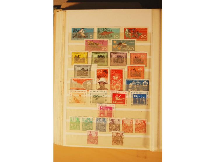 1872/1970 (ca.), postfrische, ungebrauchte und gestempelte Partie mit Sammlungen DR (u.a. Bl. 1 und 2), SBZ, DDR (dabei Marx-