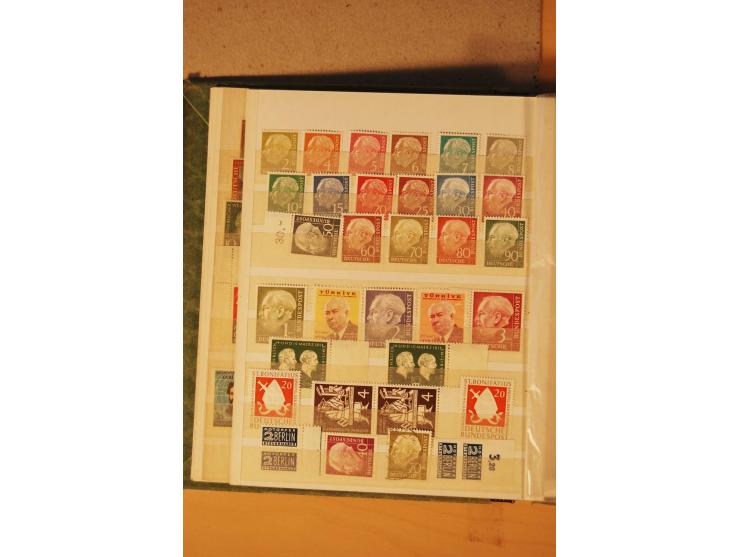 1872/1970 (ca.), postfrische, ungebrauchte und gestempelte Partie mit Sammlungen DR (u.a. Bl. 1 und 2), SBZ, DDR (dabei Marx-