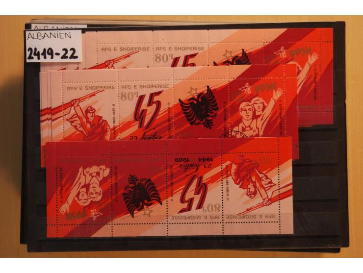 191972009, postfrischer (etwas ungebrauchte) und gestempelter umfangreicher Bestand mit einer Vielzahl besserer Sätze und Blo