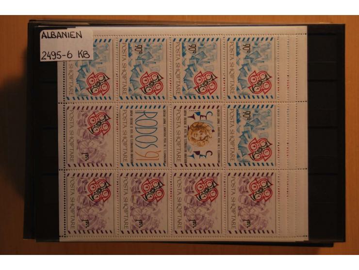 191972009, postfrischer (etwas ungebrauchte) und gestempelter umfangreicher Bestand mit einer Vielzahl besserer Sätze und Blo
