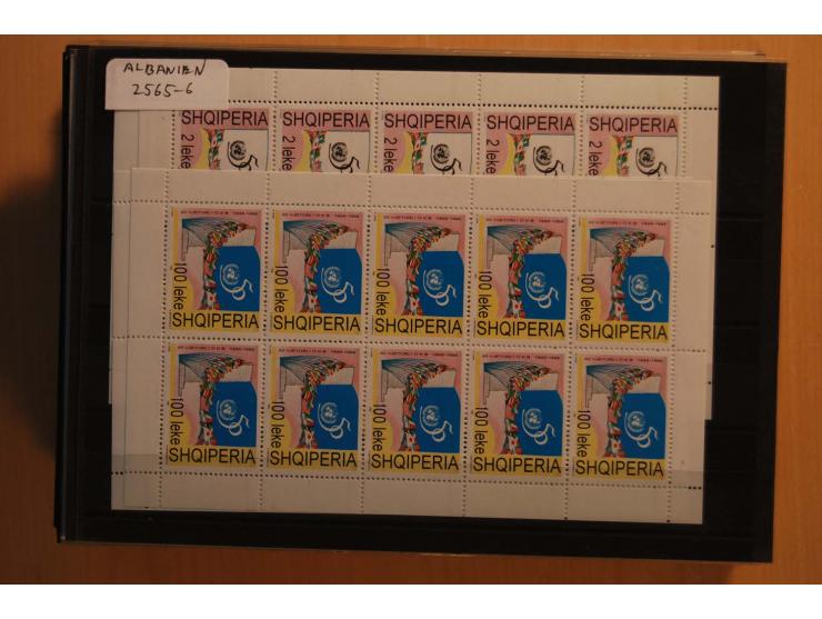 191972009, postfrischer (etwas ungebrauchte) und gestempelter umfangreicher Bestand mit einer Vielzahl besserer Sätze und Blo