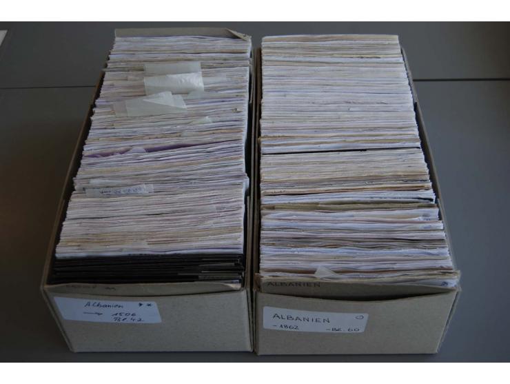 191972009, postfrischer (etwas ungebrauchte) und gestempelter umfangreicher Bestand mit einer Vielzahl besserer Sätze und Blo