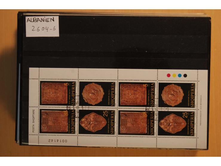 191972009, postfrischer (etwas ungebrauchte) und gestempelter umfangreicher Bestand mit einer Vielzahl besserer Sätze und Blo