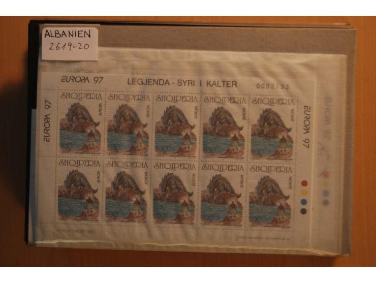 191972009, postfrischer (etwas ungebrauchte) und gestempelter umfangreicher Bestand mit einer Vielzahl besserer Sätze und Blo