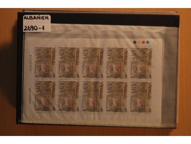 191972009, postfrischer (etwas ungebrauchte) und gestempelter umfangreicher Bestand mit einer Vielzahl besserer Sätze und Blo