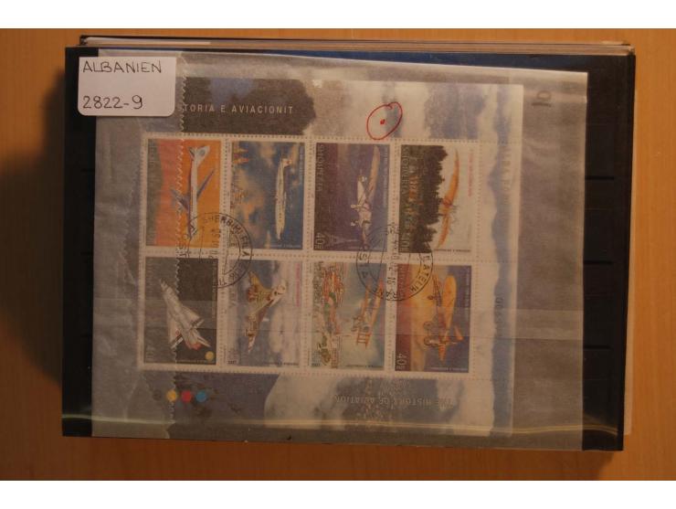 191972009, postfrischer (etwas ungebrauchte) und gestempelter umfangreicher Bestand mit einer Vielzahl besserer Sätze und Blo