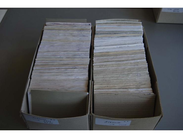 191972009, postfrischer (etwas ungebrauchte) und gestempelter umfangreicher Bestand mit einer Vielzahl besserer Sätze und Blo