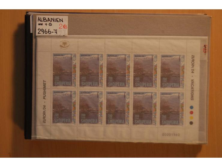 191972009, postfrischer (etwas ungebrauchte) und gestempelter umfangreicher Bestand mit einer Vielzahl besserer Sätze und Blo