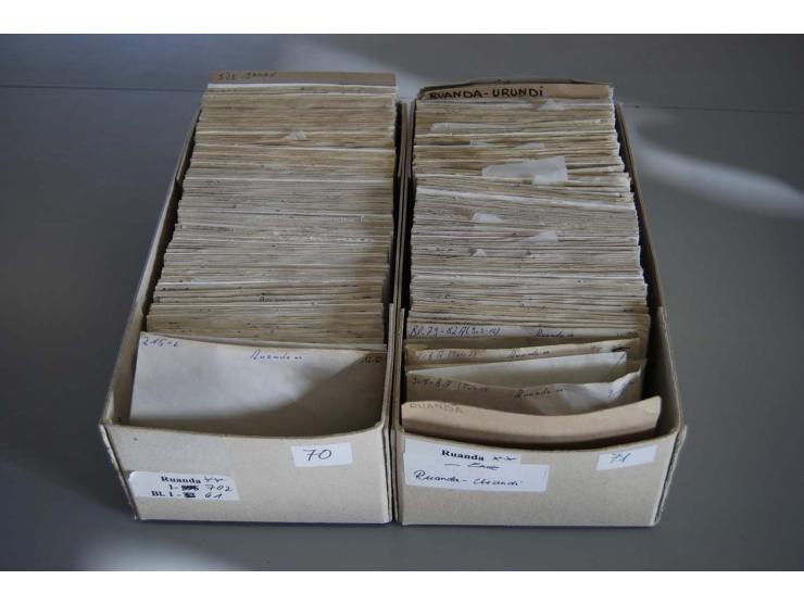1960/2004, postfrischer, reichhaltiger Bestand mit ungezähnten Ausgaben, Blocks, Kleinbogen etc., große Motivvielfalt, dazu e