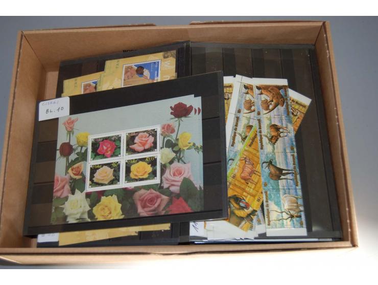 1960/2004, postfrischer, reichhaltiger Bestand mit ungezähnten Ausgaben, Blocks, Kleinbogen etc., große Motivvielfalt, dazu e