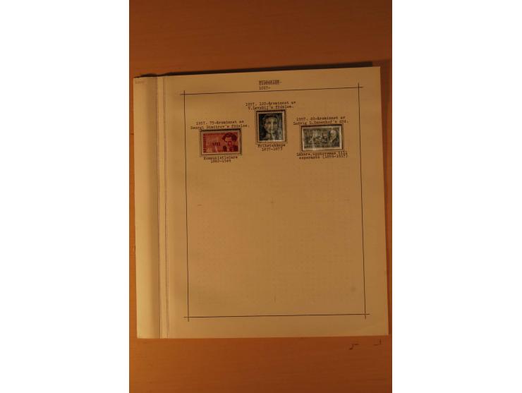 1879/1957, ungebrauchte und gestempelte Sammlung mit guten Werten und Sätzen auf selbstgestalteten Blättern in 2 Alben
