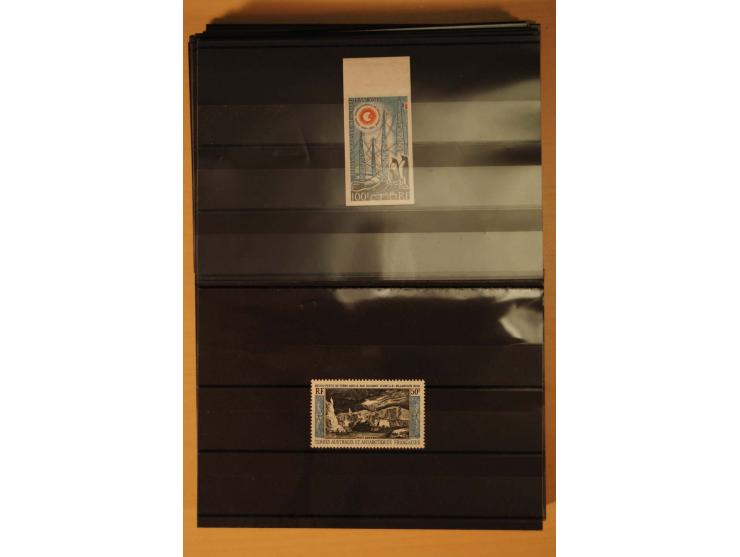 1956/76, Partie postfrischer, fast ausschließlich ungezähnter Werte sowie Epreuves de Luxe