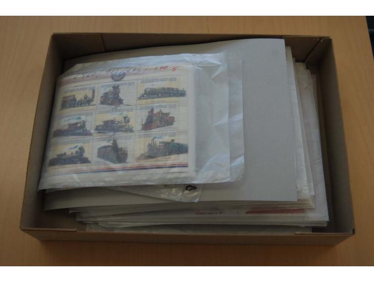 1959/2002, postfrischer umfangreicher Bestand, dabei geschnittene und ungezähnte Ausgaben, Block, Kleinbogen etc., hoher Kata
