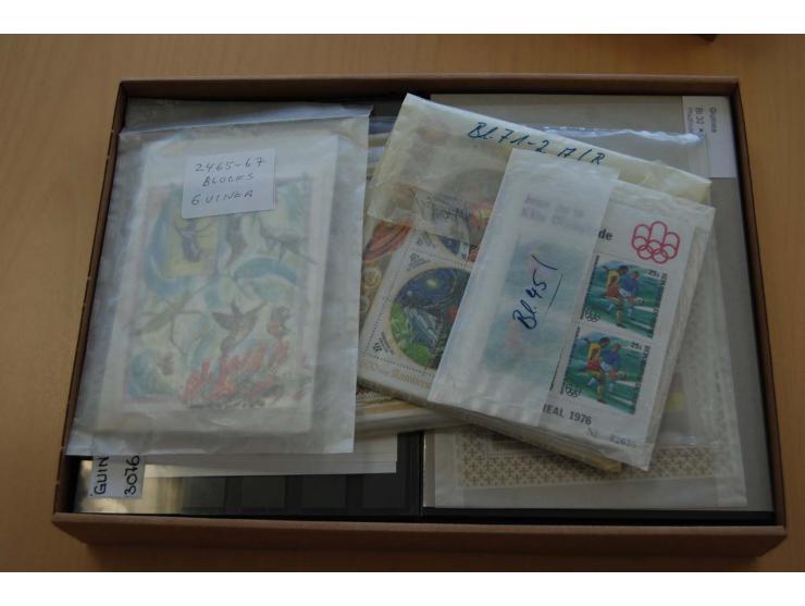 1959/2002, postfrischer umfangreicher Bestand, dabei geschnittene und ungezähnte Ausgaben, Block, Kleinbogen etc., hoher Kata