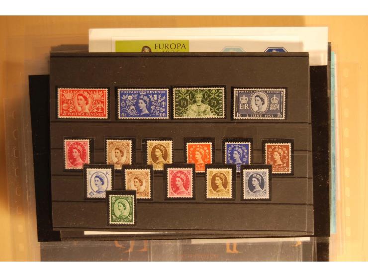 1940/99, meist postfrischer Bestand auf Steckkarten mit Schwerpunkt Kanalinseln und Irland, dabei viele kpl. Ausgaben und  Bl