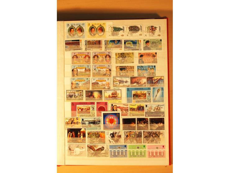 1958/92, postfrische Sammlung Guernsey, Jersey und Isle of Man im Einsteckbuch (Mi. ca. 1.140,-)