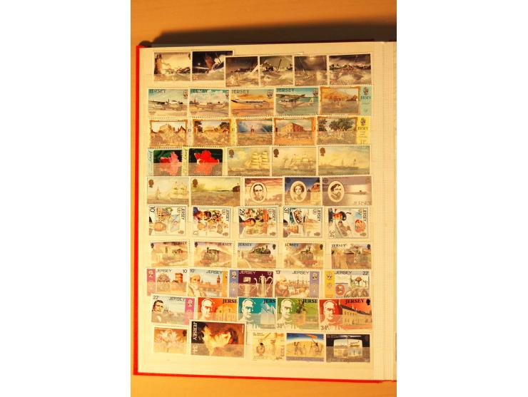 1958/92, postfrische Sammlung Guernsey, Jersey und Isle of Man im Einsteckbuch (Mi. ca. 1.140,-)