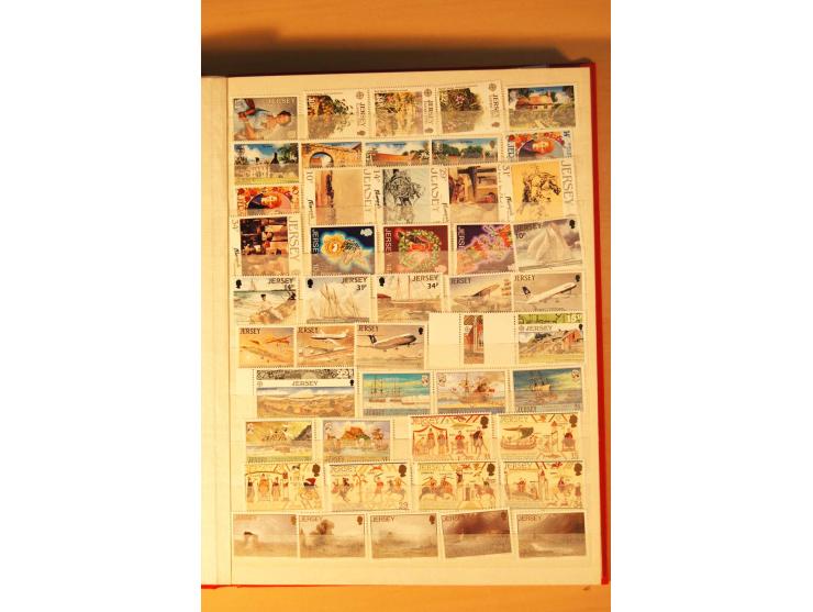 1958/92, postfrische Sammlung Guernsey, Jersey und Isle of Man im Einsteckbuch (Mi. ca. 1.140,-)