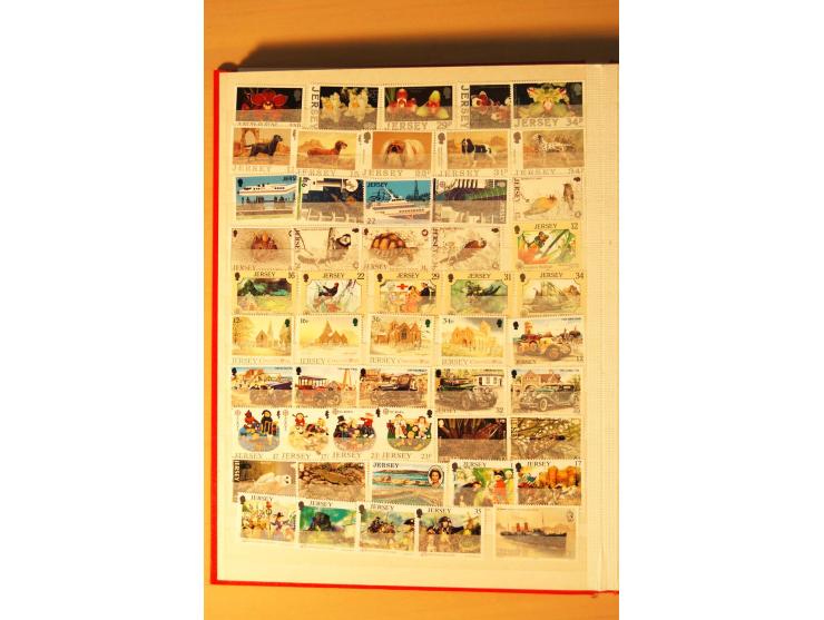 1958/92, postfrische Sammlung Guernsey, Jersey und Isle of Man im Einsteckbuch (Mi. ca. 1.140,-)