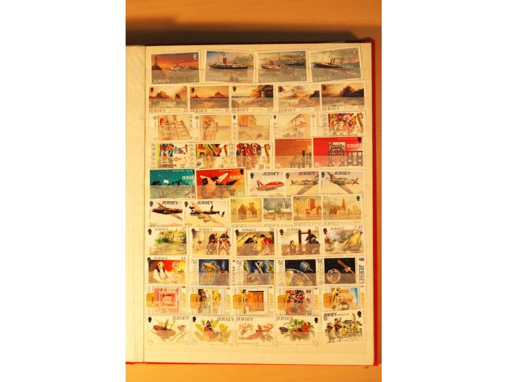 1958/92, postfrische Sammlung Guernsey, Jersey und Isle of Man im Einsteckbuch (Mi. ca. 1.140,-)