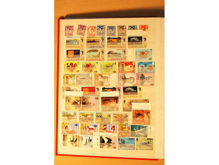 1958/92, postfrische Sammlung Guernsey, Jersey und Isle of Man im Einsteckbuch (Mi. ca. 1.140,-)