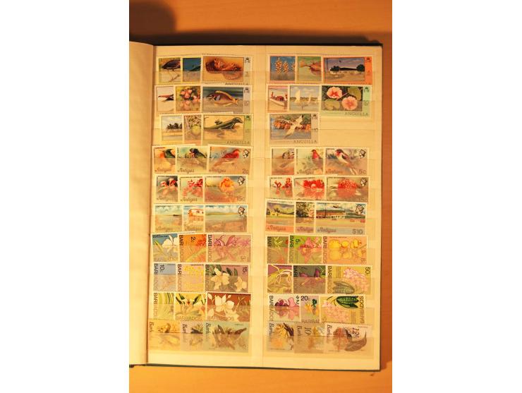1954/82 (ca.), 45 postfrische Dauerserien von 34 Ländern, postfrisch im Einsteckbuch (Mi. 2004/10 nach Angabe des Einlieferer