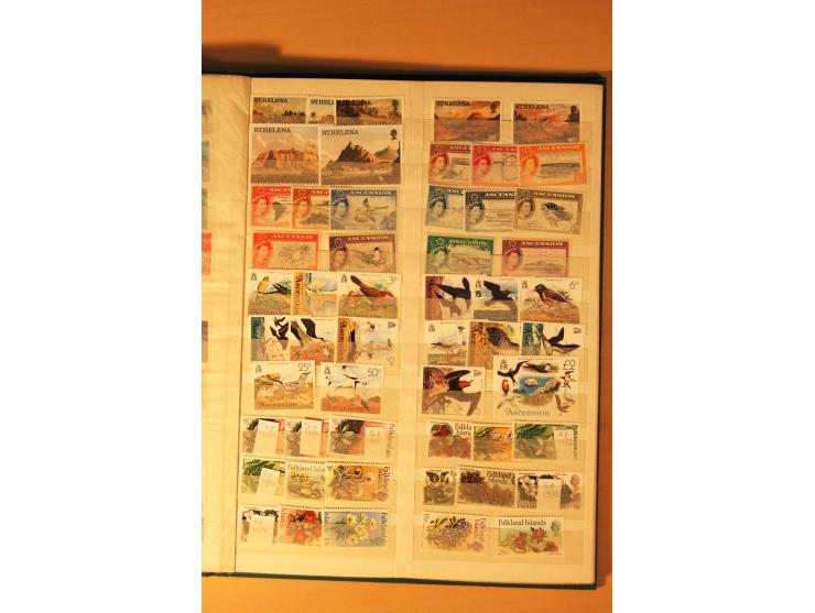 1954/82 (ca.), 45 postfrische Dauerserien von 34 Ländern, postfrisch im Einsteckbuch (Mi. 2004/10 nach Angabe des Einlieferer