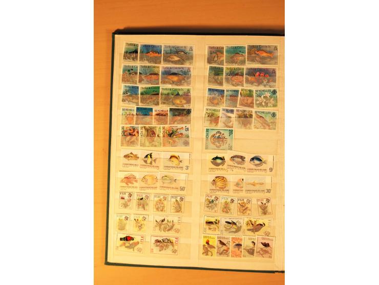 1954/82 (ca.), 45 postfrische Dauerserien von 34 Ländern, postfrisch im Einsteckbuch (Mi. 2004/10 nach Angabe des Einlieferer