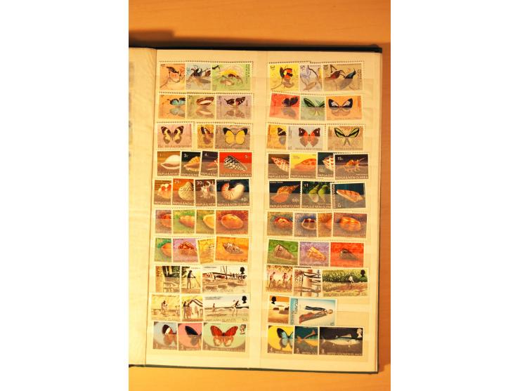 1954/82 (ca.), 45 postfrische Dauerserien von 34 Ländern, postfrisch im Einsteckbuch (Mi. 2004/10 nach Angabe des Einlieferer