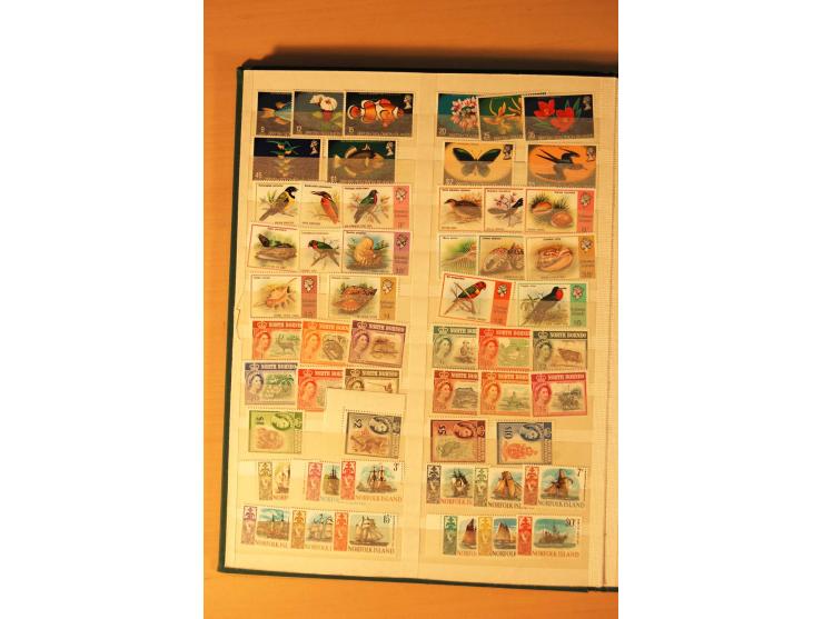 1954/82 (ca.), 45 postfrische Dauerserien von 34 Ländern, postfrisch im Einsteckbuch (Mi. 2004/10 nach Angabe des Einlieferer