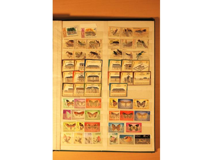 1954/82 (ca.), 45 postfrische Dauerserien von 34 Ländern, postfrisch im Einsteckbuch (Mi. 2004/10 nach Angabe des Einlieferer