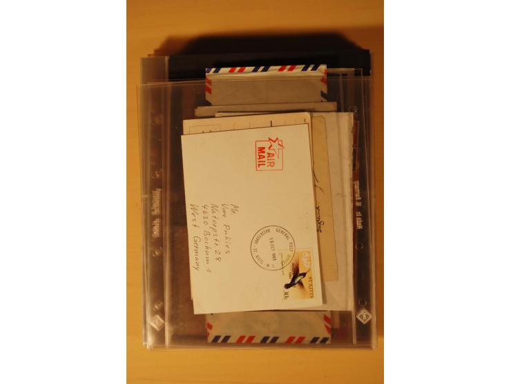 1890/1982 (ca.), 95 Briefe, Karten und Ganzsachen, dabei Reco, Luftpost etc.