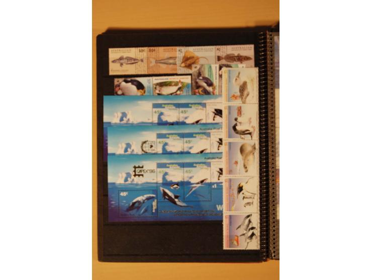 AUSTRALISCHE ANTARKTIS UND ROSS-GEBIET: 1957/2007, kpl. postfrische Sammlung im kleinen Einsteckbuch (Mi. ca. 570,-)