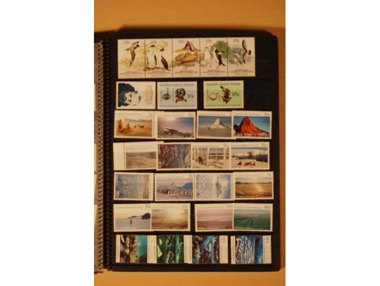 AUSTRALISCHE ANTARKTIS UND ROSS-GEBIET: 1957/2007, kpl. postfrische Sammlung im kleinen Einsteckbuch (Mi. ca. 570,-)