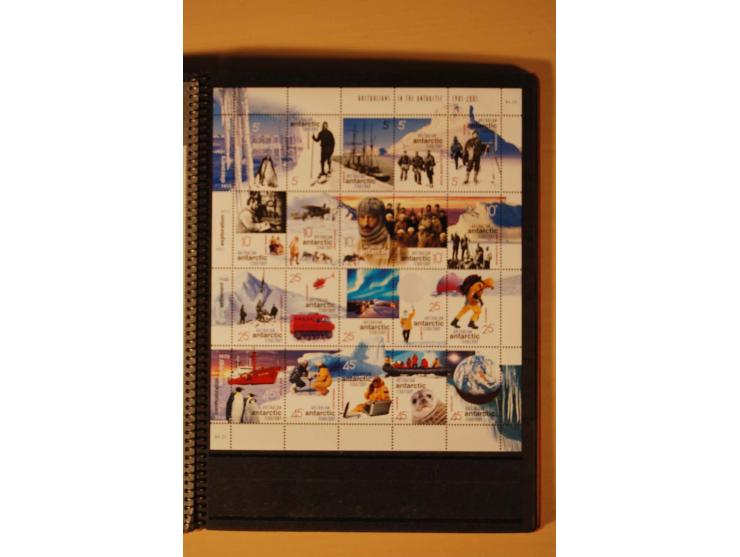 AUSTRALISCHE ANTARKTIS UND ROSS-GEBIET: 1957/2007, kpl. postfrische Sammlung im kleinen Einsteckbuch (Mi. ca. 570,-)