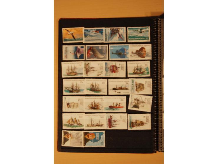 AUSTRALISCHE ANTARKTIS UND ROSS-GEBIET: 1957/2007, kpl. postfrische Sammlung im kleinen Einsteckbuch (Mi. ca. 570,-)