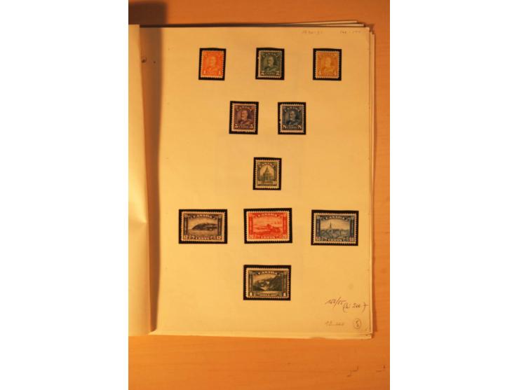 1926/51, überwiegend ungebrauchte Partie mit guten Sätzen, Heftchenblättern etc., dazu 20 Luftpostbriefe