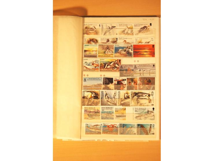 SÜD-GEORGIEN: 1963/2004, kpl. postfrische Sammlung mit Unternummern nach Michel im kleinen Einsteckbuch (Mi. ca. 1.530,-)