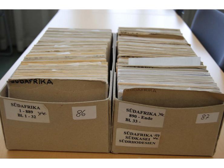 1937/2010, postfrischer Bestand mit Blocks, Kleinbogen, Markenheftchen, 5er-Streifen, Automatenmarken etc., dazu die Homeland